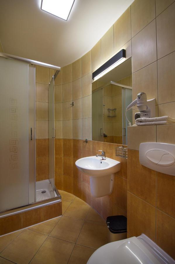 Hotel Ros Pisz Ngoại thất bức ảnh