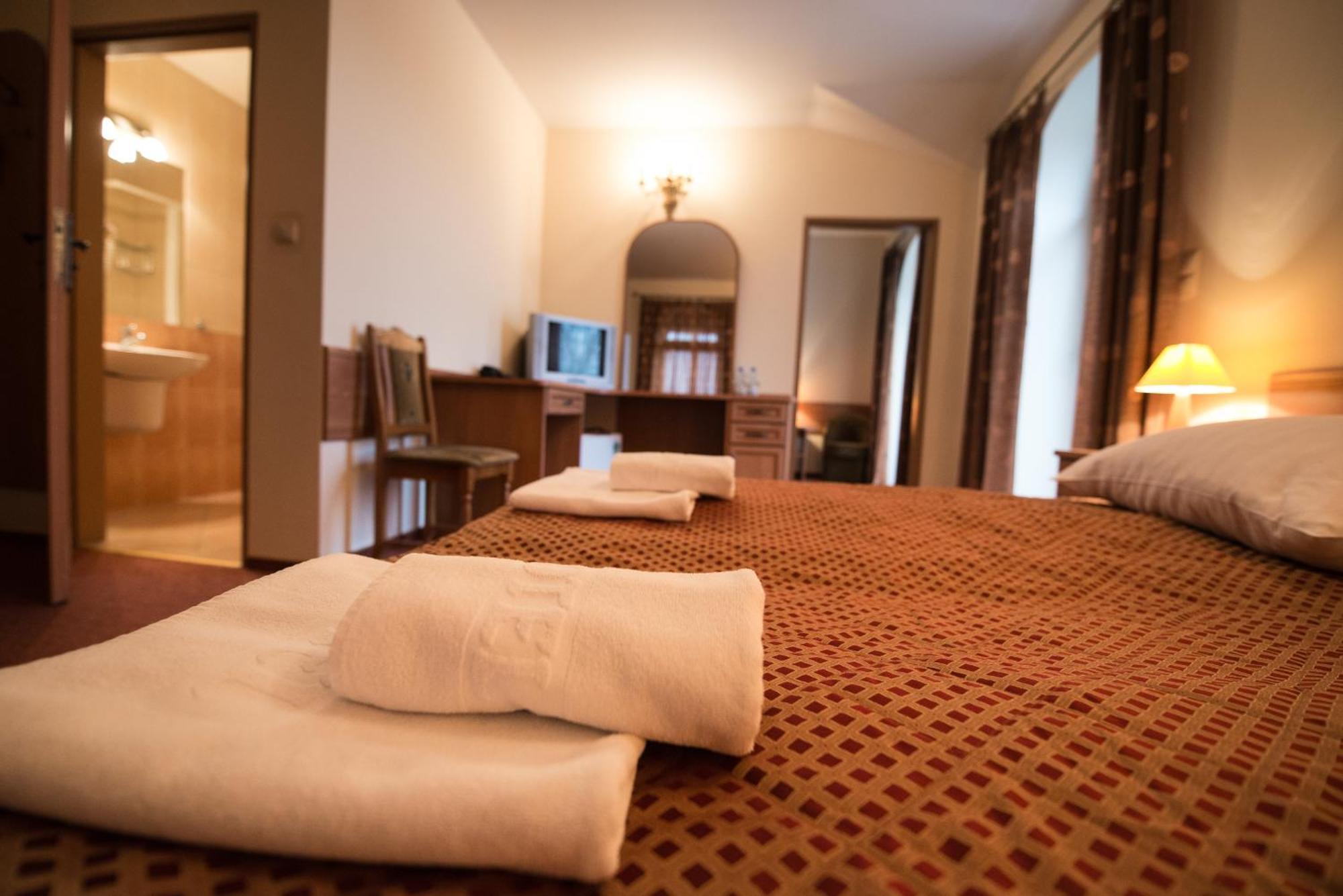 Hotel Ros Pisz Ngoại thất bức ảnh
